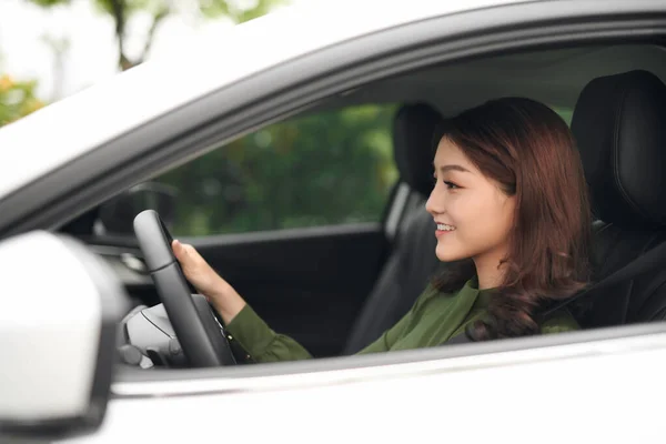 Mujer Hermosa Conductor Sonriendo Usted Desde Coche — Foto de Stock