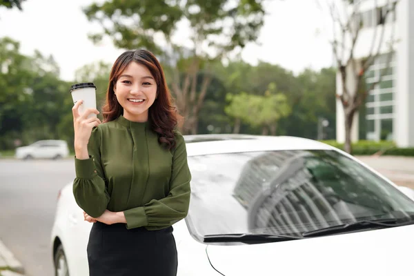 Retrato Mujer Sexy Sonriente Bebiendo Taza Bebida Mientras Está Pie — Foto de Stock