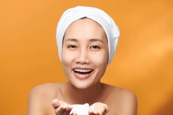 Vrolijke aziatische vrouw bedrijf schuimende reiniger, heeft schoon fris — Stockfoto