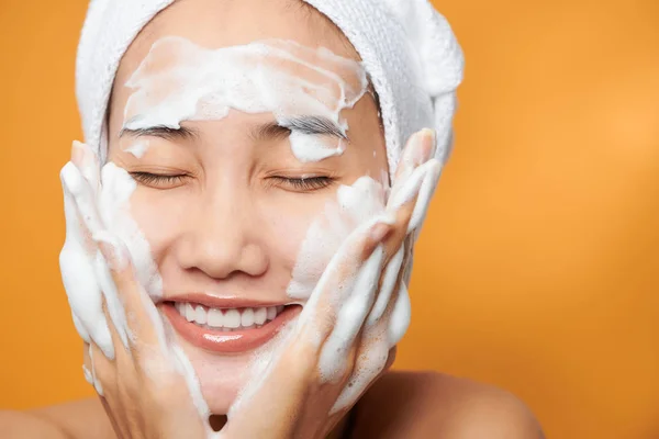Mujer semidesnuda suave envuelta en toalla lavándose la cara con f —  Fotos de Stock