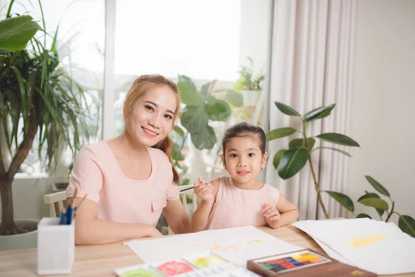 Ásia Bonita Jovem Mãe Ela Filha Dor Gesso Boneca Juntos — Fotografia de Stock