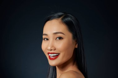 Kameraya bakan Vietnamlı genç kadının portresi.