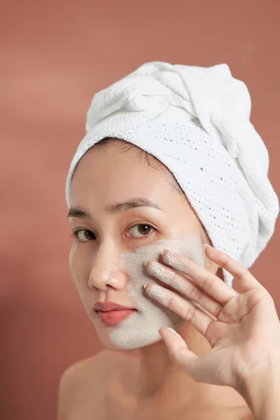 Spa亚洲女孩应用面部黏土面具 美容疗法 蓝色背景 — 图库照片