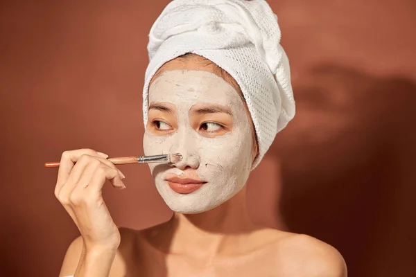 Atrakcyjna Młoda Azjatka Nakładająca Twarz Glinianą Maskę Spa Wellness Koncepcja — Zdjęcie stockowe