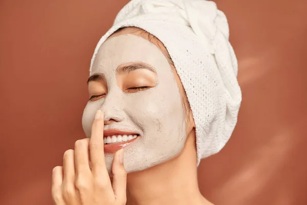 Feliz Joven Asiática Que Aplica Máscara Arcilla Cara Sobre Fondo —  Fotos de Stock