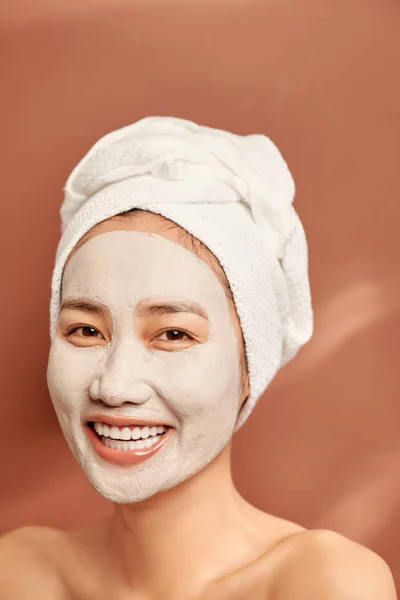 Ung Asiatisk Kvinna Med Vit Handduk Huvudet Och Lermask Ansiktet — Stockfoto