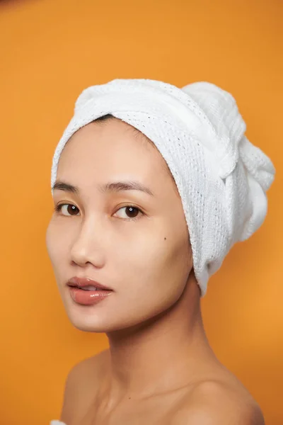 Primer Plano Retrato Atractiva Mujer Asiática Sonriente Rubia Con Una —  Fotos de Stock