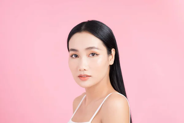 Retrato Mujer Asiática Joven Con Piel Perfecta Sobre Fondo Rosa —  Fotos de Stock