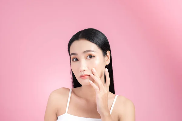 若いアジアの女性は彼女の顔に触れ 心配しています にきび にきび クリーンでクリーンな 乾燥肌の概念 — ストック写真