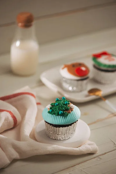 Cupcake Decorativo Azul Claro Con Árbol Navidad Parte Superior — Foto de Stock