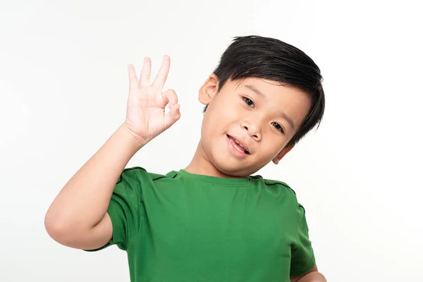Μικρό Χαριτωμένο Αγόρι Δείχνει Πινακίδα Και Χαμογελαστός Απομονωμένος Λευκό Φόντο — Φωτογραφία Αρχείου