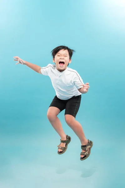 Mutlu Çocuk Stüdyoda Atlama — Stok fotoğraf