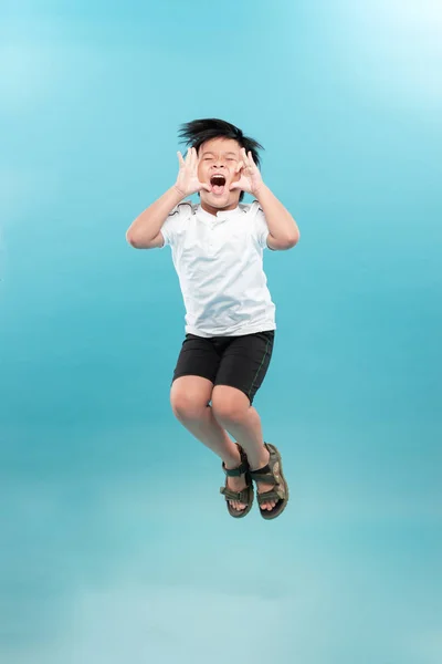 Infância Expressões Conceito Pessoas Retrato Menino Sorridente Pulando Sobre Fundo — Fotografia de Stock