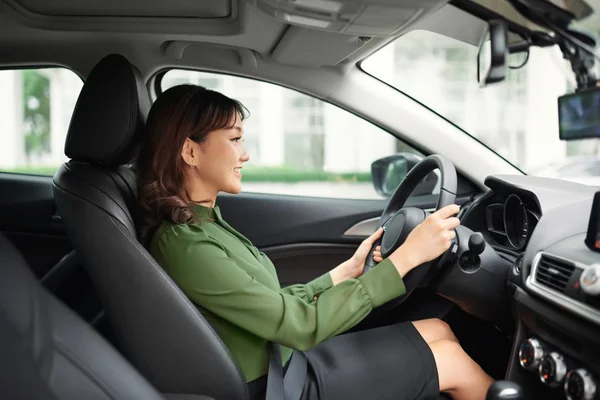 Conduciendo Por Ciudad Mujer Atractiva Joven Sonriendo Mirando Recto Mientras — Foto de Stock