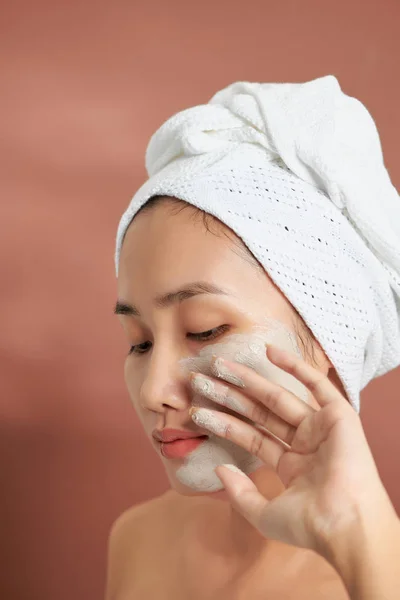 Atrakcyjna Młoda Azjatka Białym Ręcznikiem Głowie Założyła Użyteczną Glinianą Maskę — Zdjęcie stockowe