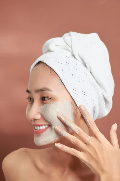 漂亮而快乐的亚洲少女 戴着面部黏土面具 在浅色背景下隔离的美容疗法 — 图库照片