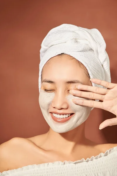 Joven Mujer Asiática Bonita Con Máscara Cosmética Spa Concepto Belleza —  Fotos de Stock