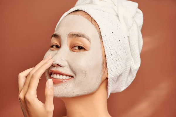 Wanita Asia Cantik Mengenakan Masker Wajah Wajahnya Perawatan Kulit Dan — Stok Foto