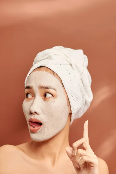 Jovem Mulher Asiática Desfrutando Tratamento Máscara Facial — Fotografia de Stock