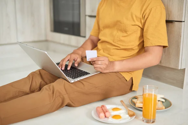 Jovem Homem Negócios Está Sorrindo Tomando Café Manhã Trabalhando Laptop — Fotografia de Stock