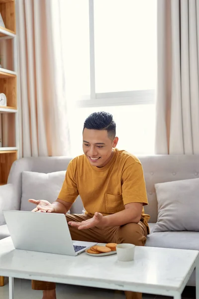 Junger Mann Surft Seinem Laptop Und Telefoniert Mit Kunde Auf — Stockfoto