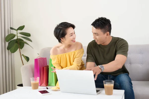 Glückliches Paar mit Laptop verbringt Zeit zu Hause — Stockfoto
