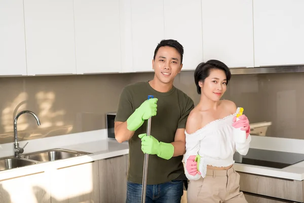 Gelukkig Jong Aziatisch Paar Schoonmaken Keuken Samen — Stockfoto