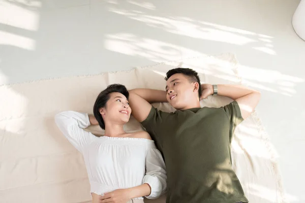 Jong Gelukkig Liefhebbend Aziatisch Paar Vriend Vriendin Liggend Vloer — Stockfoto