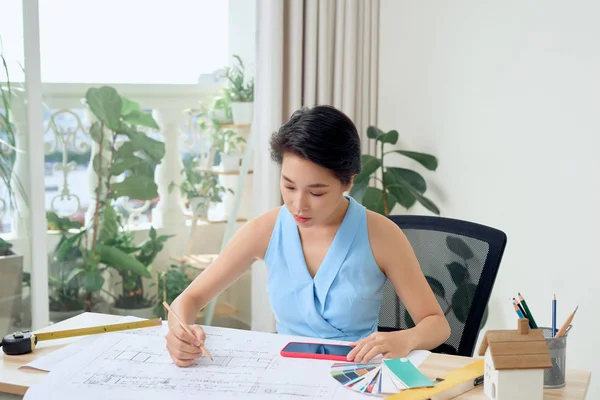 Mujer Asiática Arquitecta Trabajando Casa Ella Mirando Planos — Foto de Stock