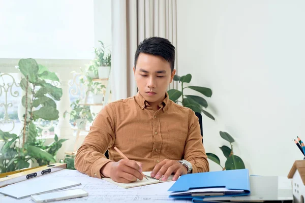Porträt Eines Jungen Asiatischen Architekten Der Büro Arbeitet — Stockfoto