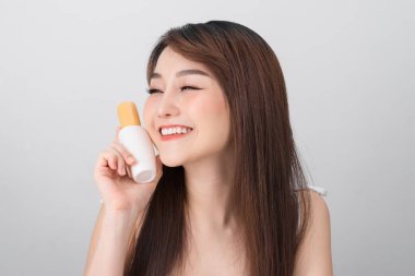 Beyaz arka plan üzerinde izole güzellik konsepti genç Asyalı kadın