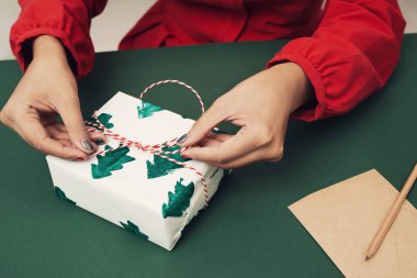 Xmas hediye / hediye paketleyen kadın. Noel kavramı.