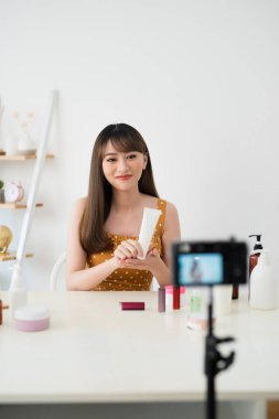 Genç kadın blogger makyaj kozmetik evde video kaydı ile