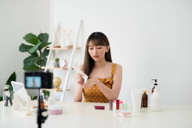 Genç kadın blogger makyaj kozmetik evde video kaydı ile