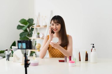 kadın göstermek makyaj fırça canlı evde