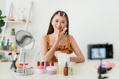 En iyi toz. Hoş genç kadın onu izleyicilere tavsiye ederken kamera onu kozmetik gösteren