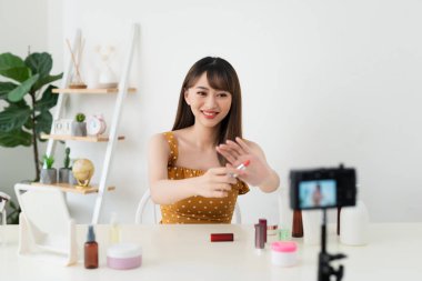 Bu nedir. Kozmetik test ederken kamera önünde oturan Pretty genç kadın