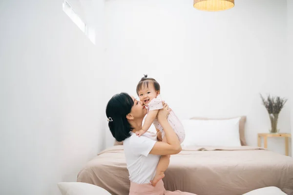 Ázsiai Anya Gyermek Pihen Szoba — Stock Fotó