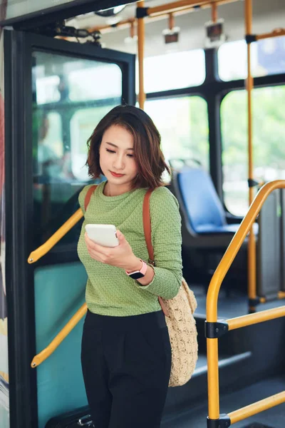 Азиатка Путешественница Выходит Автобуса Терминале — стоковое фото