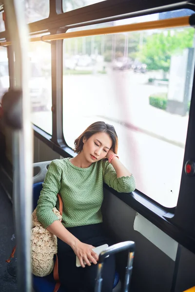 Passagerare Som Reser Och Känner Sig Med Huvudvärk Vid Bussresor — Stockfoto