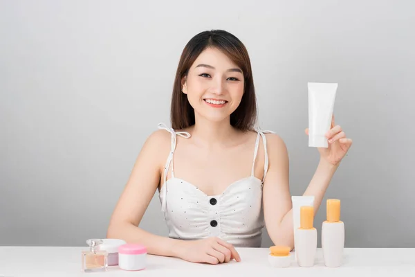 Concepto Salud Belleza Atractiva Mujer Asiática Aplicando Crema Sobre Piel —  Fotos de Stock