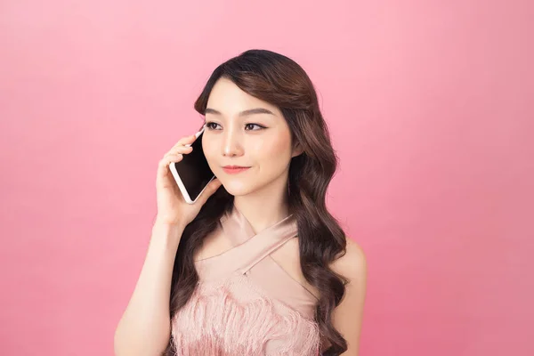 Vacker Porträtt Ung Asiatisk Kvinna Prata Smart Telefon Och Smile — Stockfoto