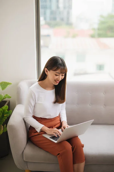 Content Young Girl Using Laptop — Stock Photo, Image