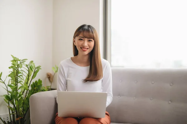 Contenido Chica Joven Utilizando Ordenador Portátil —  Fotos de Stock