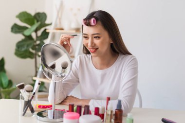 Çekici yetenekli kadın blogger video blog için güzellik ürünü değerlendirmeleri, kız ve kadınlara tavsiye verir, kamera film süreci.