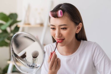 Asya kadın güzellik blogger, vlogger ağzına kozmetik makyaj öğretici yapıyor ruj uygulama