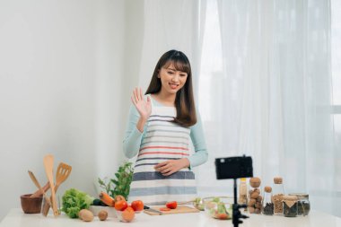 Online aşçılık dersleri. Gıda bloglama. Kadın yemek hazırlama ve kamera video eğitimi çekim.