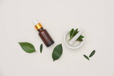 Küçük yapraklı gerekli yağ şişeleriyle spa konsepti, beyaz arka planda tuz..