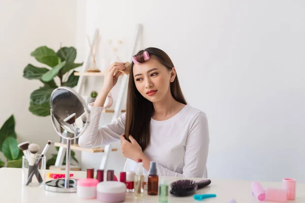 Tutorial Peinado Mujer Asiática Cepillándose Pelo Sonriendo Agradablemente Mientras Filma —  Fotos de Stock