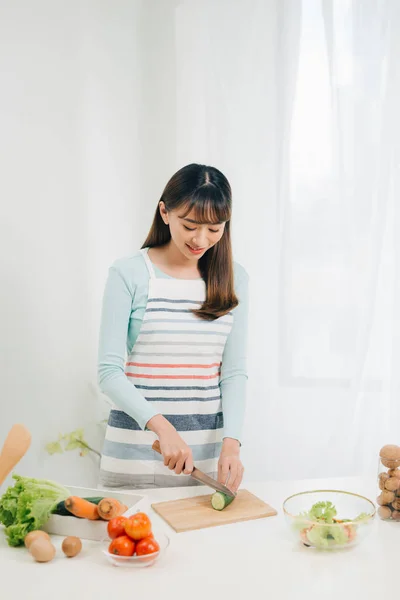 Giovane Donna Che Taglia Verdure Cucina Donna Cucina Cibo Sano — Foto Stock